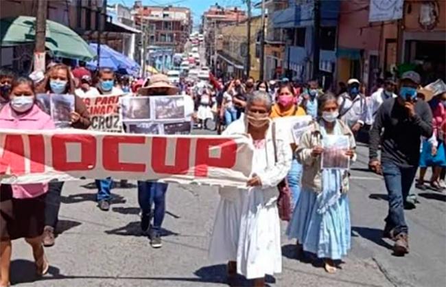 Por falta de apoyos se manifiestan pobladores de Teziutlán 