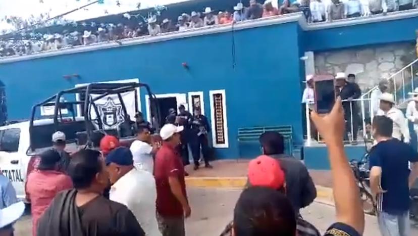 Continúa cerrada alcaldía de Teopantlán; piden la destitución del edil