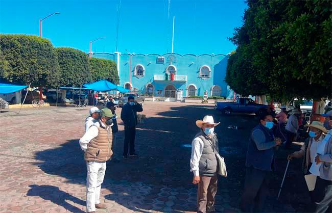 Campesinos de Teotlalcingo retiran protesta tras entrega de recursos