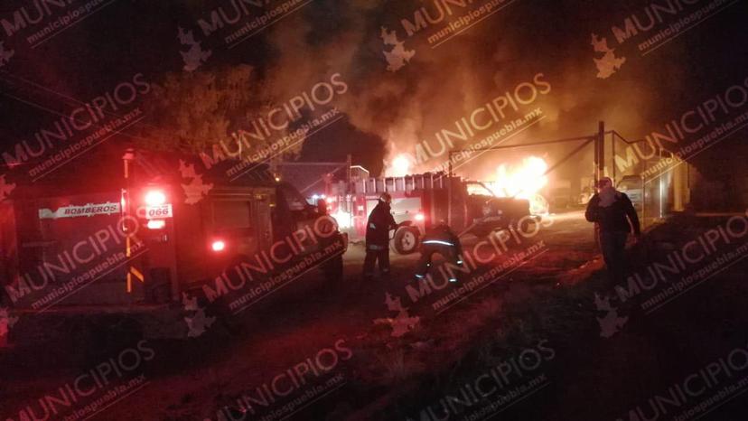 Incendian lote de autos de familia baleada en Tlalancaleca