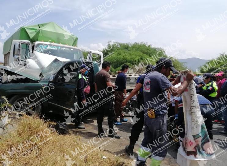 Un muerto y varios heridos deja choque de tráiler y pick up en Tecamachalco