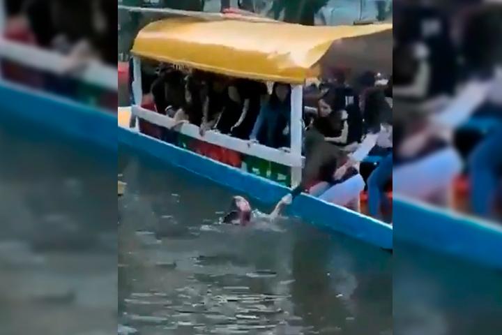 VIDEO Otra joven cae de trajinera en Xochimilco