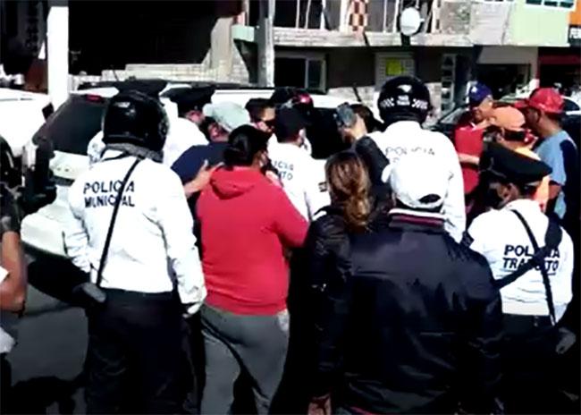 En Texmelucan agentes de Tránsito amedrentan a motociclistas con desarmadores