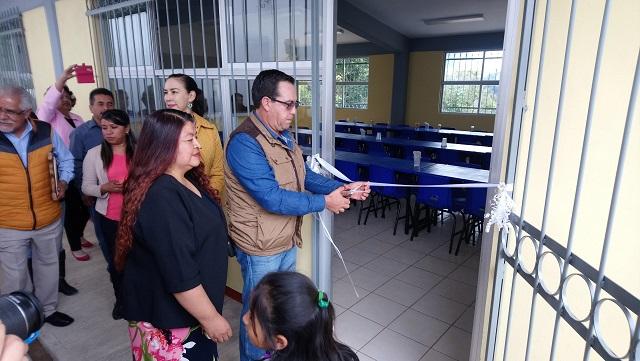 Alcalde entrega obras escolares en Zacapoaxtla