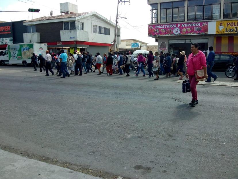 Tianguistas protestan por ambulantes en Tecamachalco