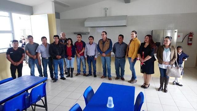 Alcalde entrega obras escolares en Zacapoaxtla