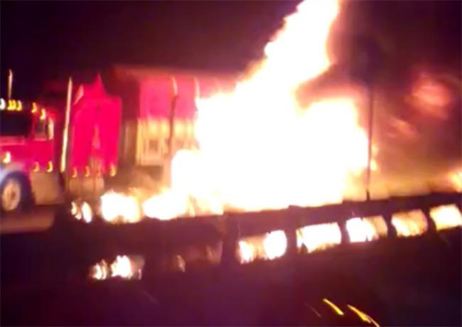 VIDEO Se incinera tráiler tras accidente en Arco Norte rumbo a Texmelucan