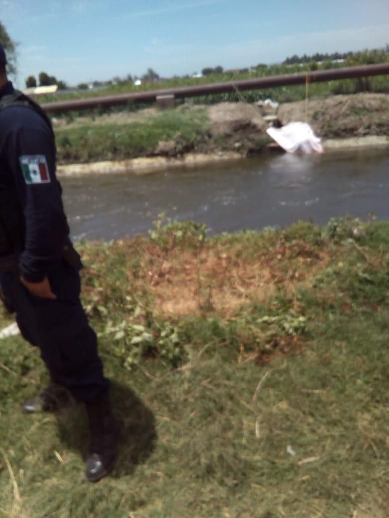 Cadáver de hombre es sacado de canal en Tecamachalco