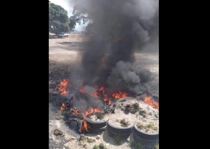 Vándalos arriesgan casas por incendiar llantas en Acajete