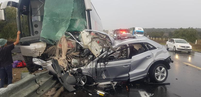 Autobús destruye Audi y deja un muerto en la Cuacnopalan-Oaxaca