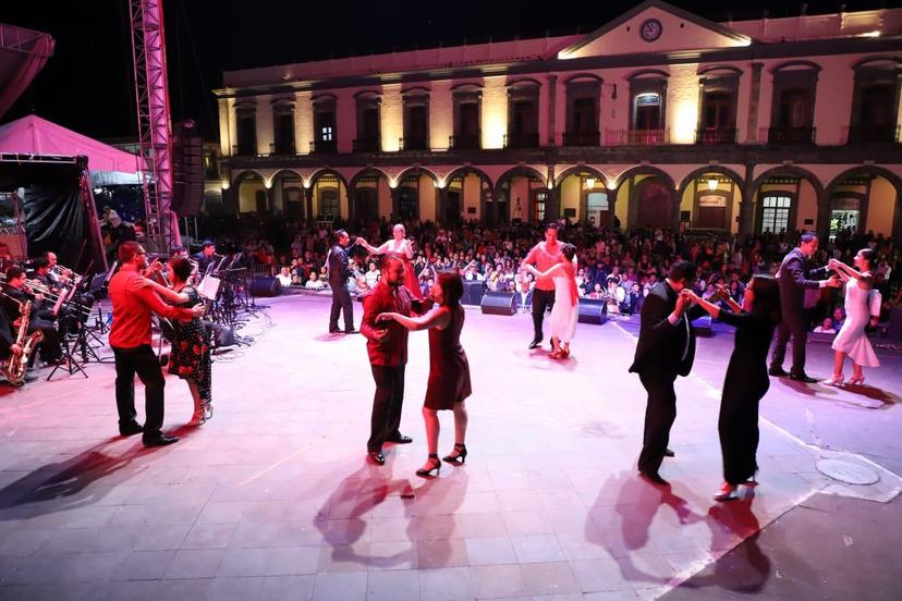 Entre danzón y Los Claxons sigue Feria de la Manzana en Zacatlán