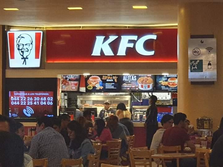 VIDEO Venden palomitas de pollo con cucarachas en el KFC de Angelópolis