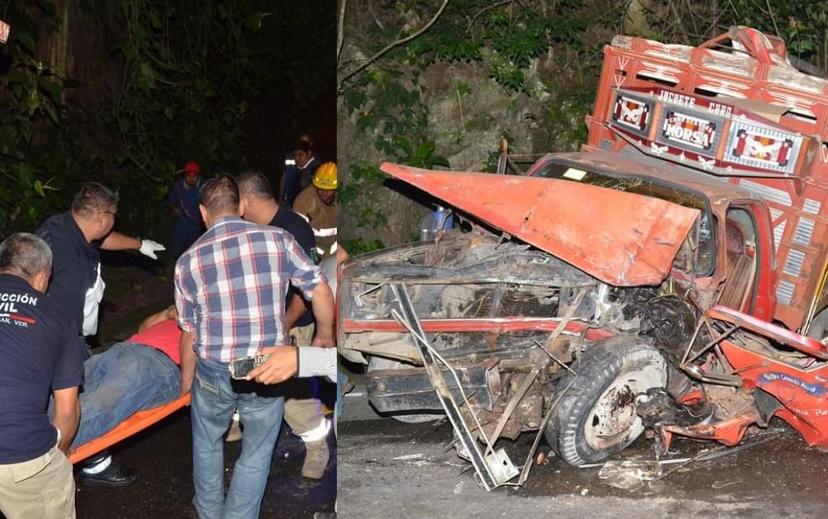 Autobús Vía embiste camioneta y casi mata a dos jóvenes en Teziutlán