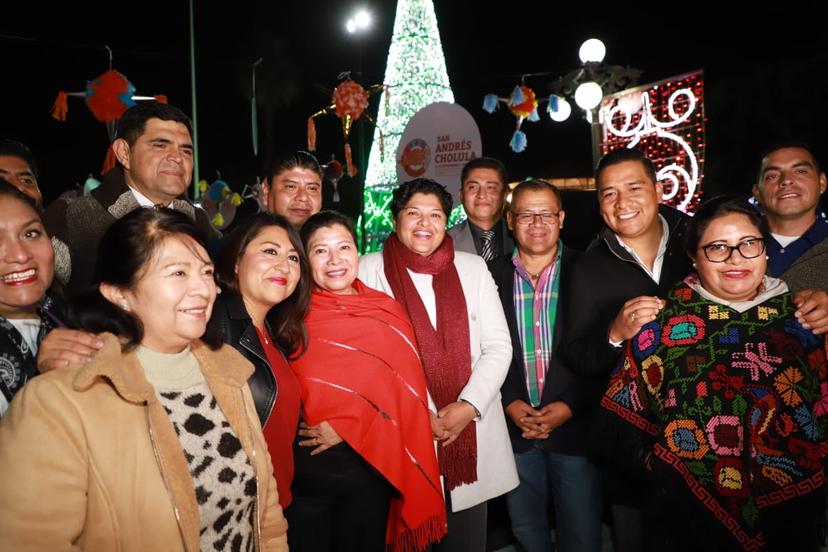 Con más de 3 mil personas, encienden árbol navideño de Cholula