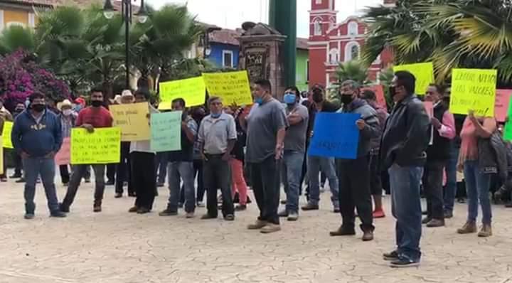 Se manifiestan pobladores de Zacapoaxtla contra su alcalde