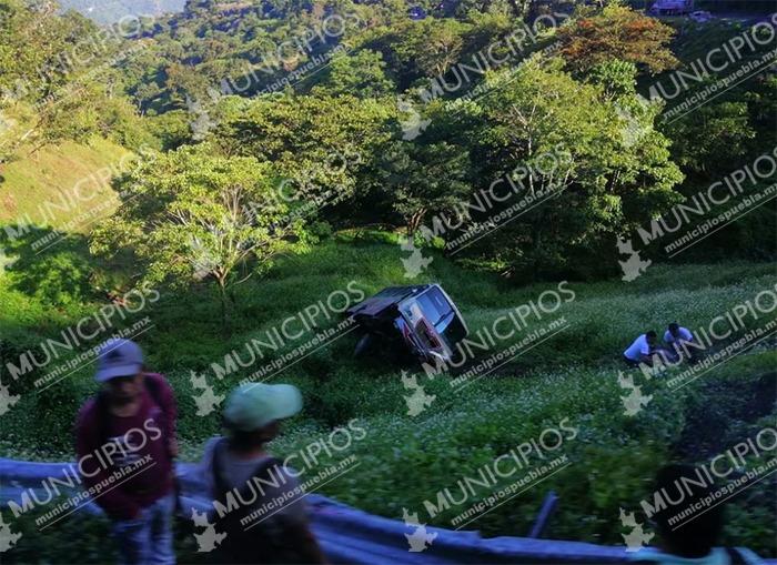Vuelca autobús Unión Serrana en Xicotepec; hay un fallecido