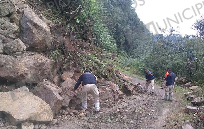 Deslaves bloquean caminos en Tlatlauquitepec