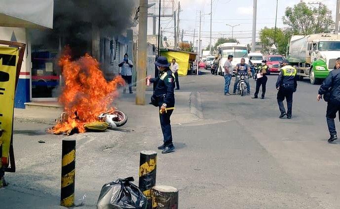 Hombre enfurece con policía, arroja su motocicleta y se incendia en Puebla