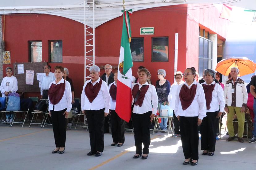 Conmemoran el Día de la Bandera en Casa del Abue y en los CAIC