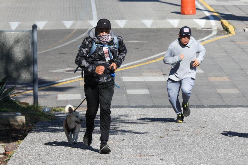 Poblanos se ejercitan en la zona de Los Fuertes