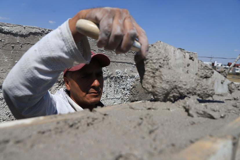 VIDEO El pesado trabajo de ser un maestro de la construcción