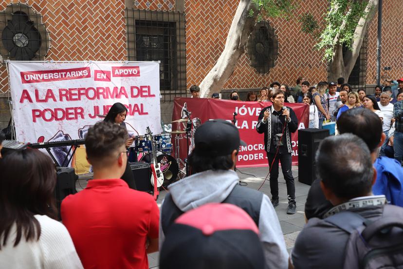 Universitarios de la BUAP se manifiestan a favor de la Reforma al Poder Judicial