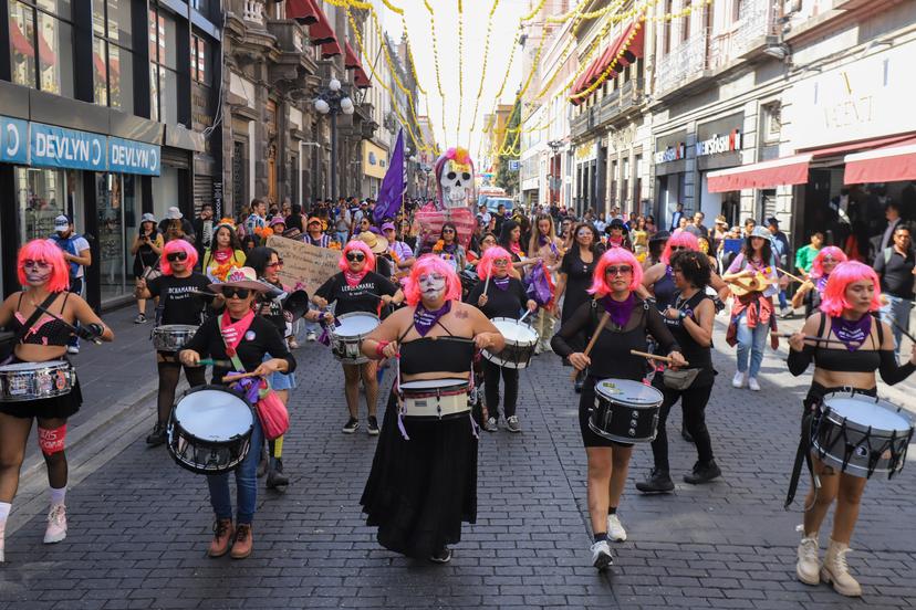 Exigen justicia por feminicidios durante la "Marcha de las Putas" en Puebla