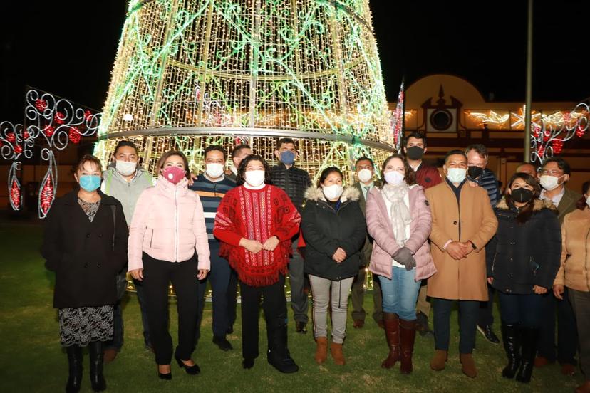 VIDEO Recordando a víctimas de Covid encienden árbol navideño de San Andrés Cholula