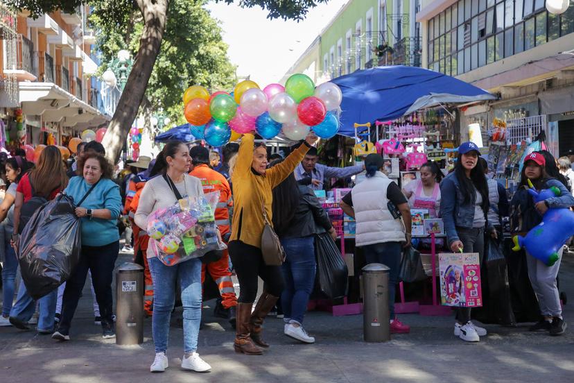 VIDEO Ríos de personas inundan la zona de juguetes en el Centro Histórico