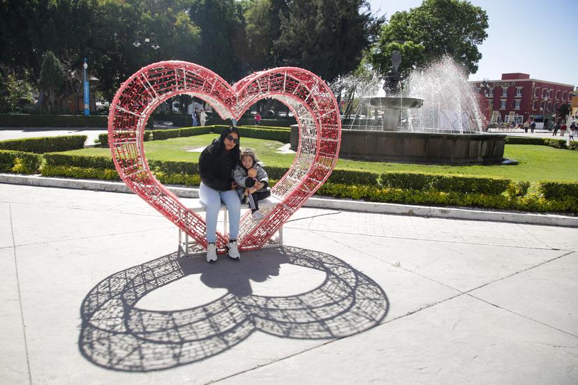 VIDEO Colocan adornos por mes del Amor y la Amistad en San Pedro Cholula