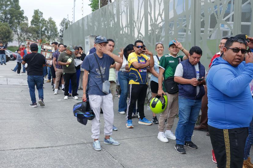 VIDEO Hasta tres horas esperan aficionados del América para adquirir un boleto