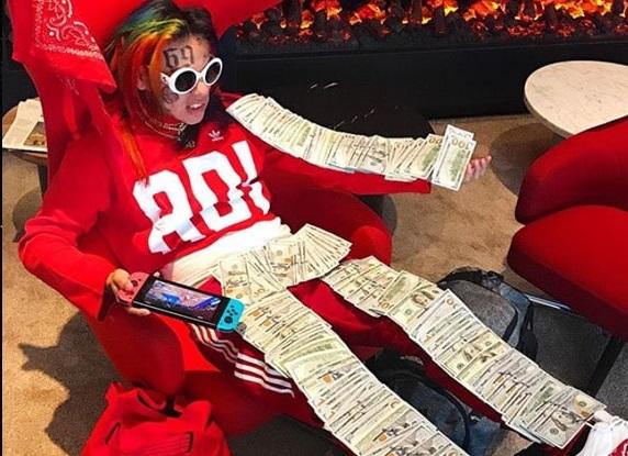 El rapero 6ix9ine regaló dólares en Atlixco