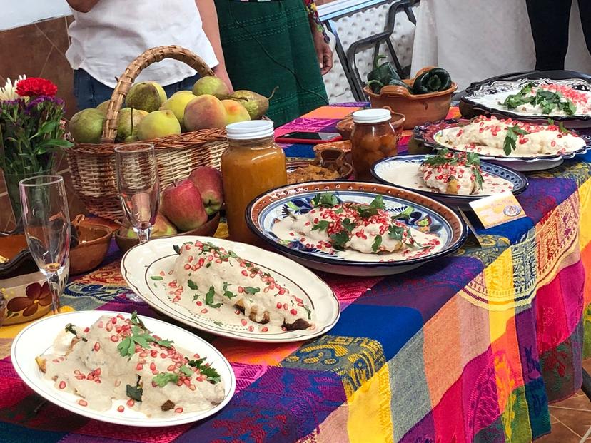 En Calpan cocineras inician venta del Chile en Nogada