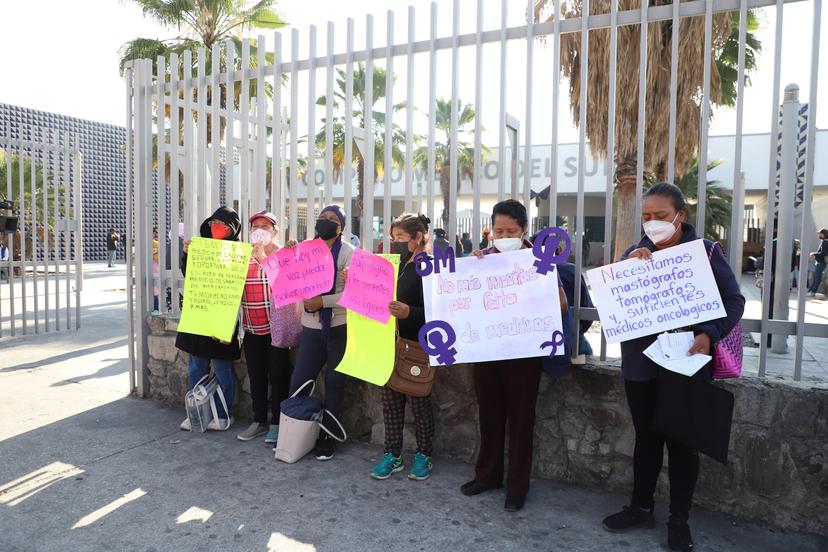 VIDEO Mujeres pacientes de cáncer se manifestaron afuera del Hospital General del Sur