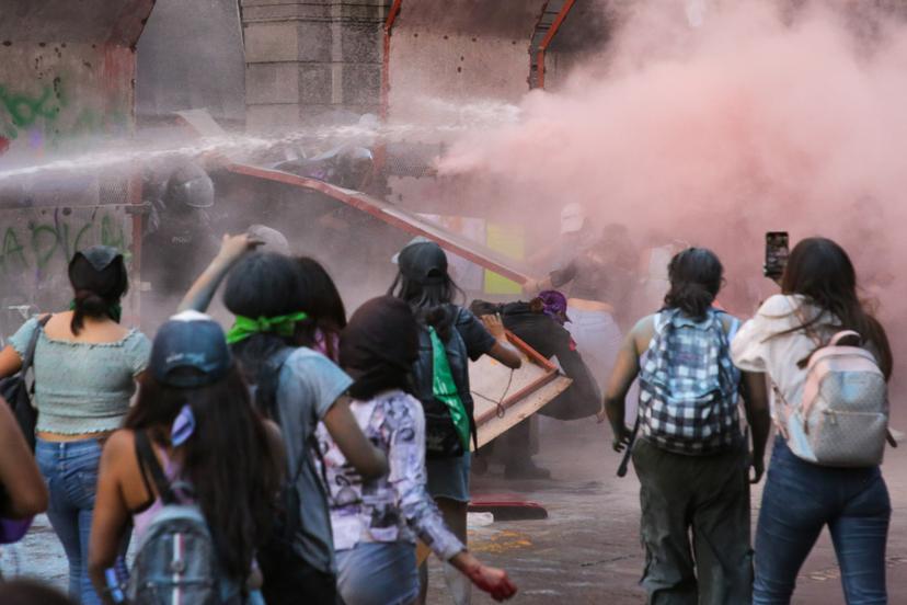 VIDEO 8M: Se enfrentan granaderos y feministas del Bloque Negro