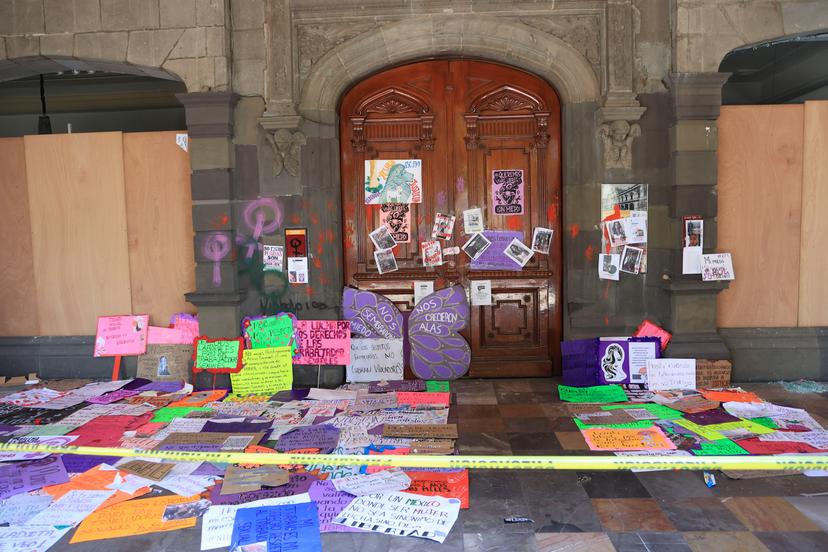 Permanecen consignas y pancartas en el Zócalo y Palacio Municipal