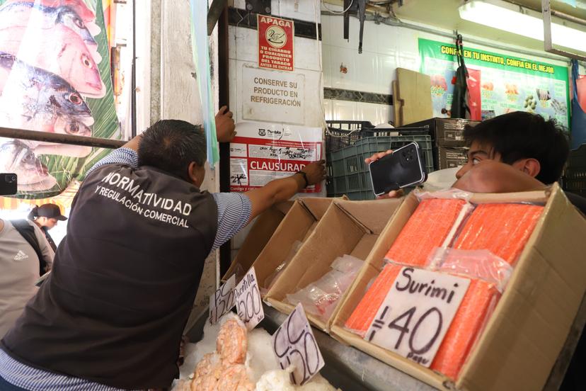 VIDEO Clausuran dos negocios en la zona de pescados y mariscos