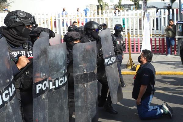 VIDEO Trabajadores del ISSSTE se manifiestan, granaderos los desalojan