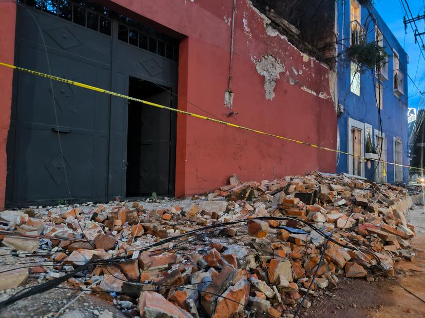 VIDEO Debido a la lluvia colapsa barda de una casa, lesiona a una alumna