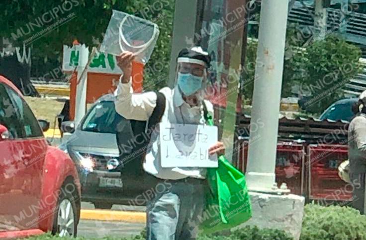 Denuncian que en Angelópolis ambulantes venden caretas y cubrebocas