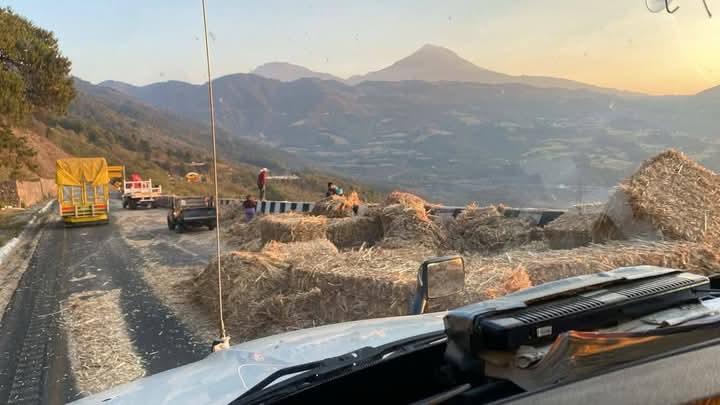 Choque entre dos unidades en la Puebla-Orizaba genera rapiña 