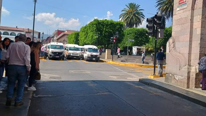 Realizan manifestación conductores de taxis y transporte público en Teziutlán 