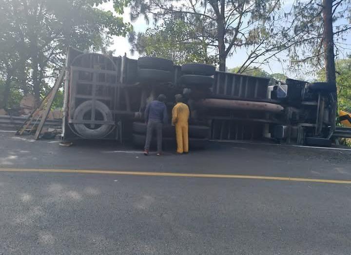 Volcadura de tráiler deja lesionados y cierre de carretera en Hueytamalco 