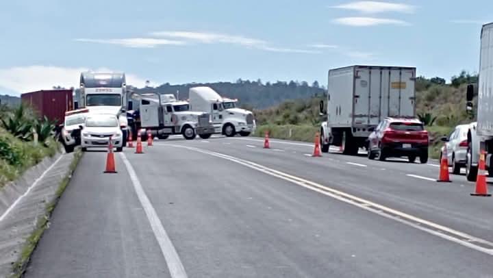 Volcadura de tráiler mantiene cerrada la autopista Amozoc-Perote 
