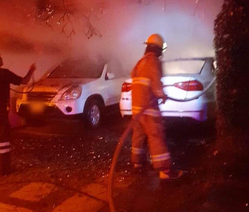 Se incendian dos vehículos en cochera de San Pedro Cholula