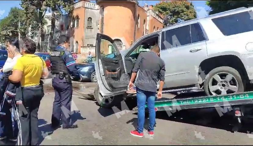 Camioneta blindada provoca carambola en el bulevar 5 de Mayo