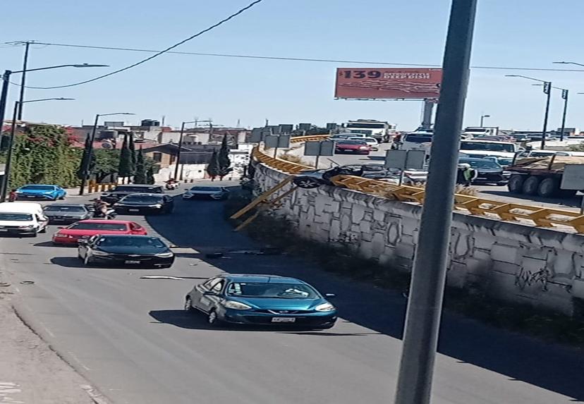 Vehículo queda colgado de puente en el Periférico Ecológico