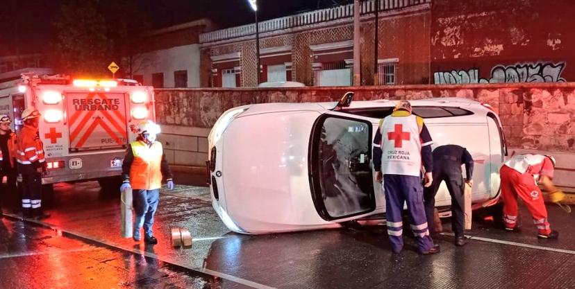 Volcadura de un BMW deja dos lesionados