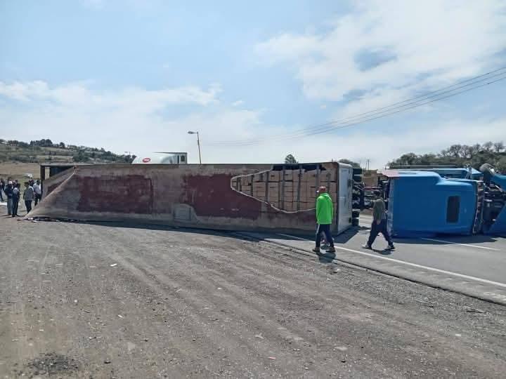 Volcadura de tráiler genera cierre de la autopista Puebla-Orizaba 