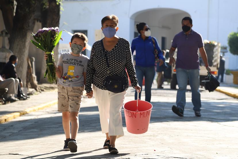 Poblanos acuden este 10 de mayo a los panteones